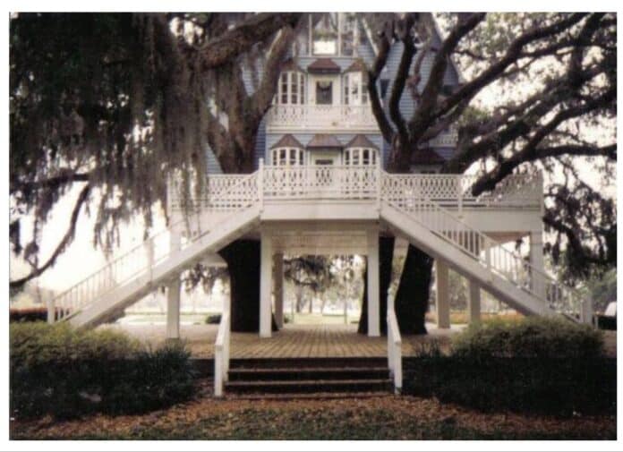 A photo of the tree house before it fell into disrepair.  The photographer and date of the photo is unknown, but the image can be found on several websites.