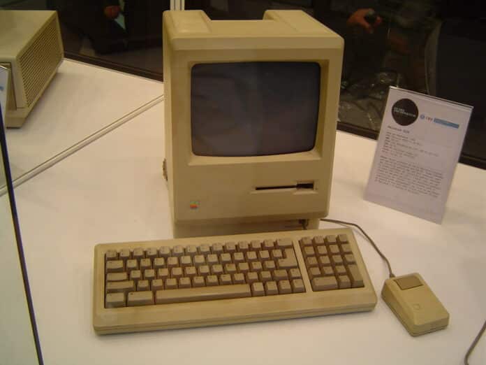 Old Macintosh Cornellanense (talk) 07:14, 29 October 2008 (UTC) [CC BY-SA 4.0 (https://creativecommons.org/licenses/by-sa/4.0)]