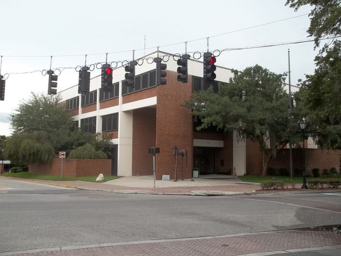 Brooksville City Hall by Ebyabe / CC BY-SA (https://creativecommons.org/licenses/by-sa/3.0)