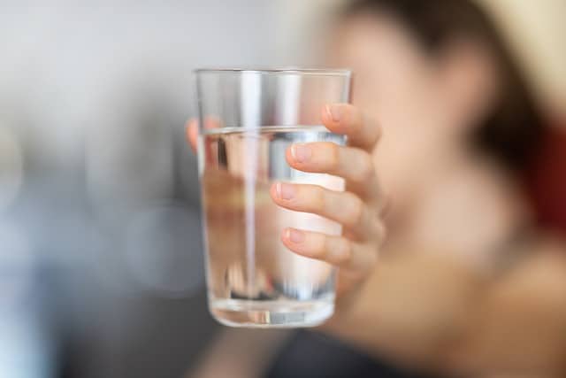 One way to prevent kidney stones is to drink plenty of water.
