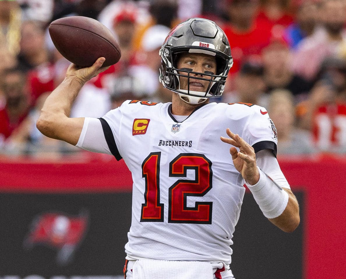 Brady throws for 4 TDs, Bucs pull away from Falcons 44-27