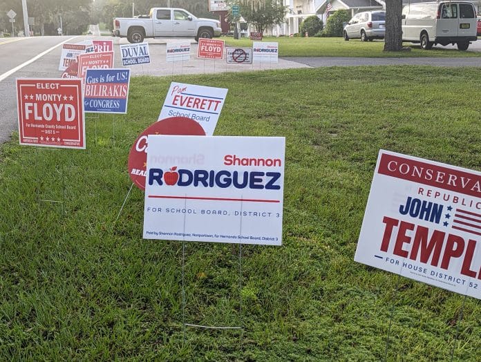 Election sighs at a Hernando County polling place on Aug. 23, 2022. Photo by Rocco Maglio.