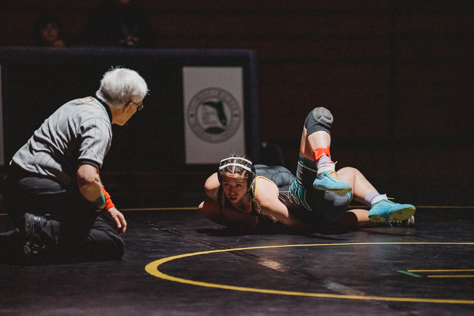 Nathalia Espinal looks for the signal of the pin.
