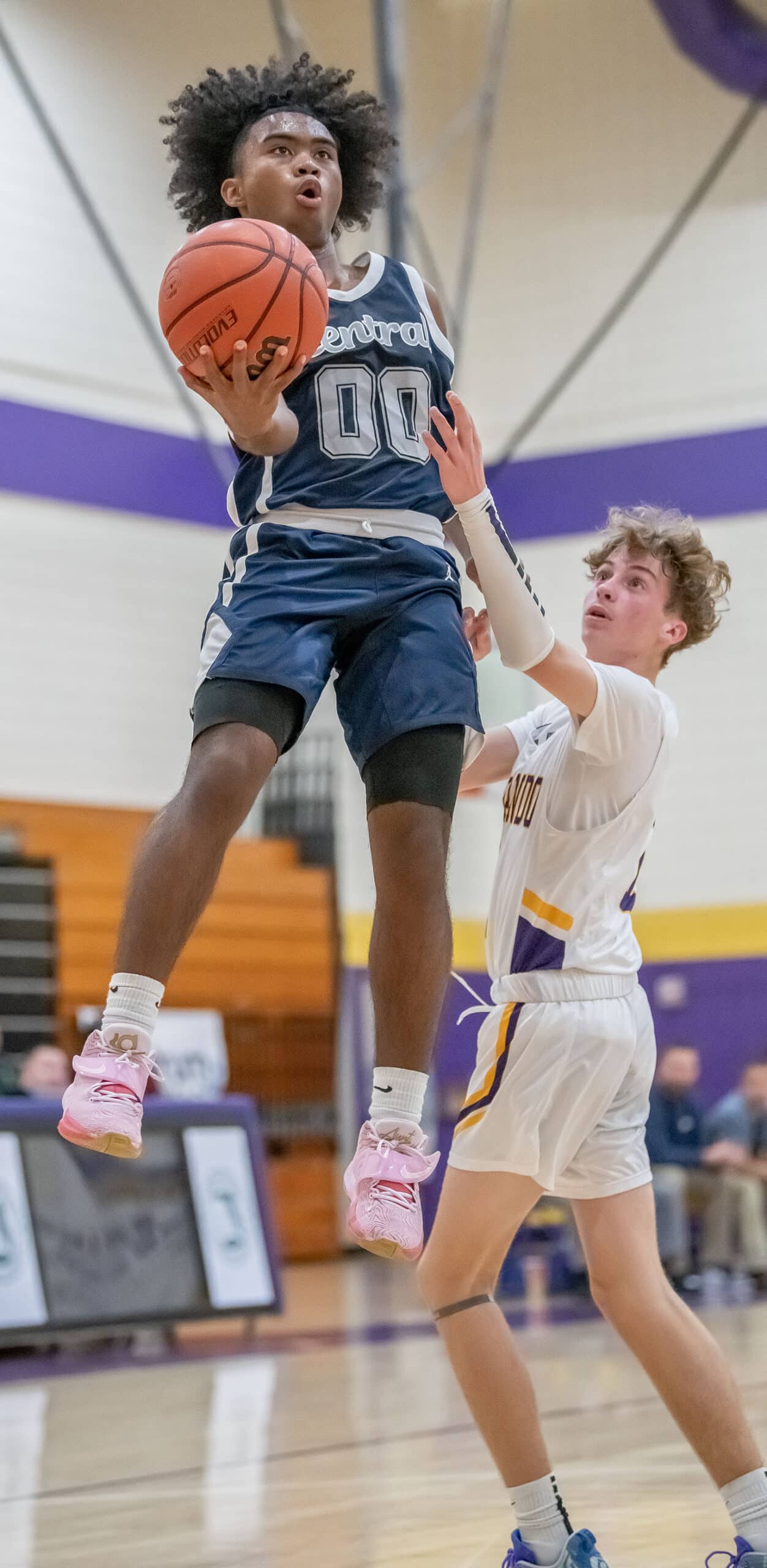 Central High, 00, Tylor Daniel skies on his way to the basket while defended by Hernando High’s Drew Bittinger Tuesday 1/17/23 in Brooksville. Photo by JOE DiCRISTOFALO