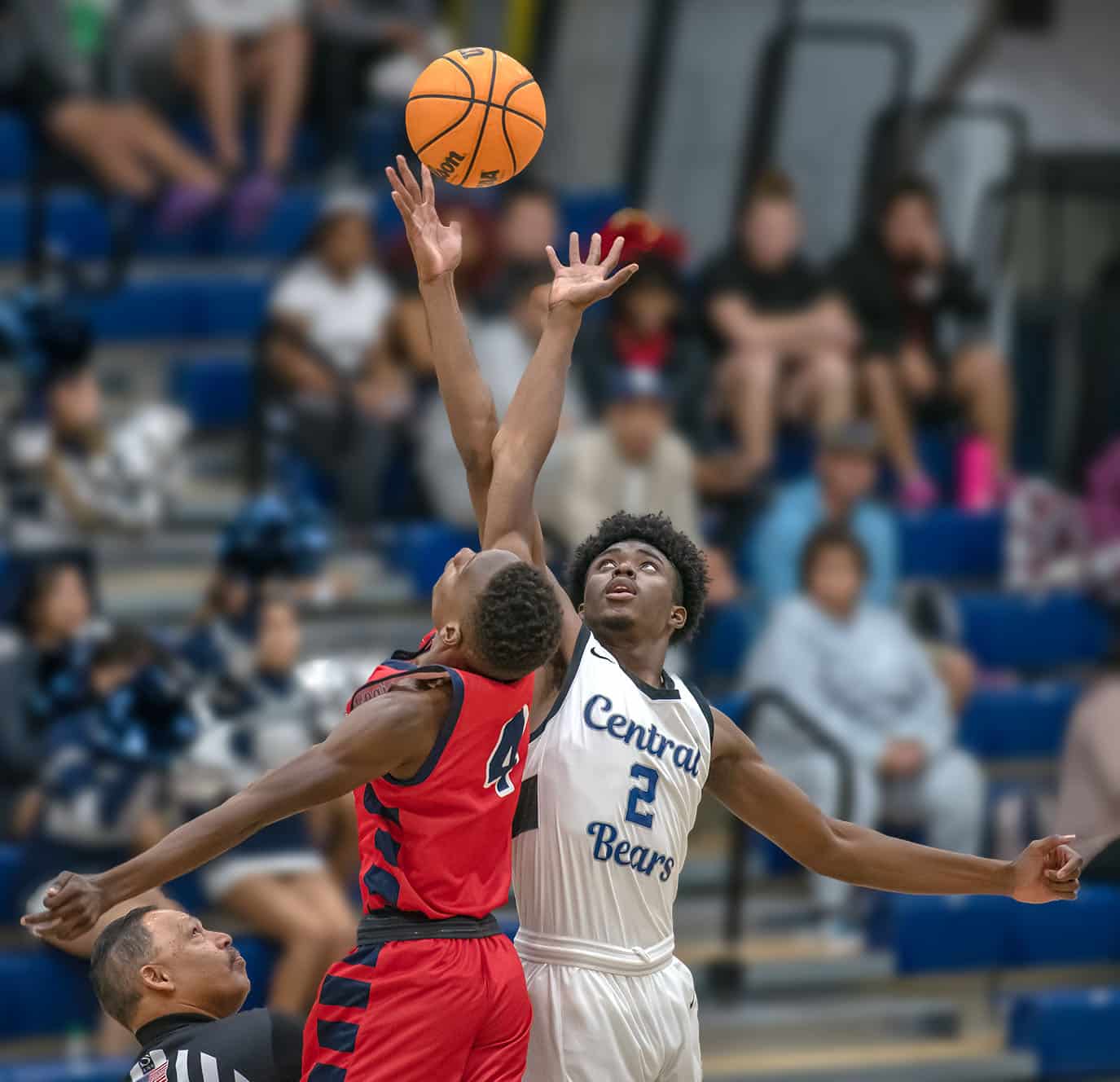 Springstead, 4, Caidell Gilbert vies for the jump ball with Central ,2, JD Watson Friday night at Central High School. Photo by JOE DiCRISTOFALO