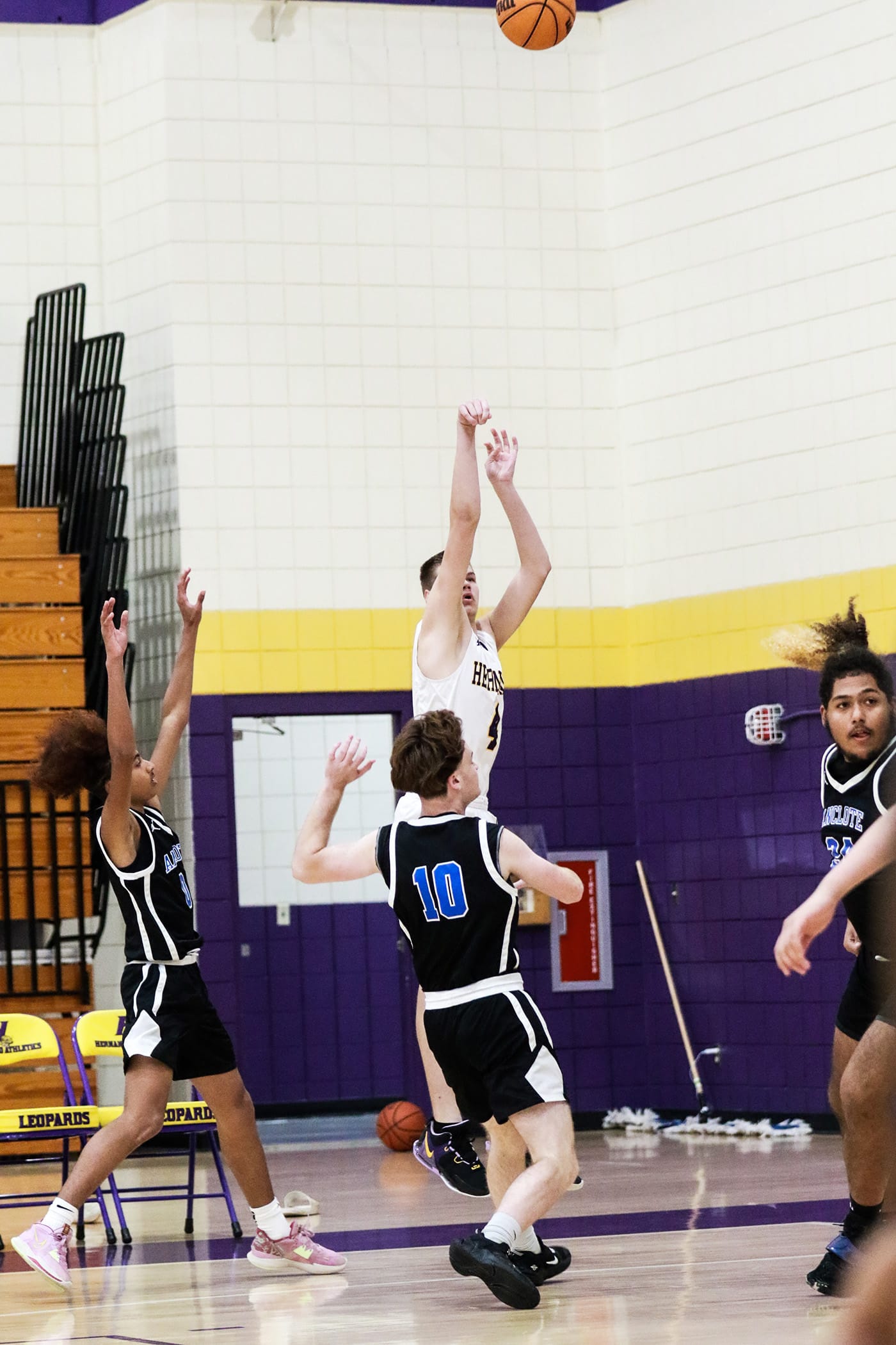 Tuesday night Leopard #4 Will Tigue towers over Anclote to make a shot for Hernando. Photo by Cheryl Clanton.