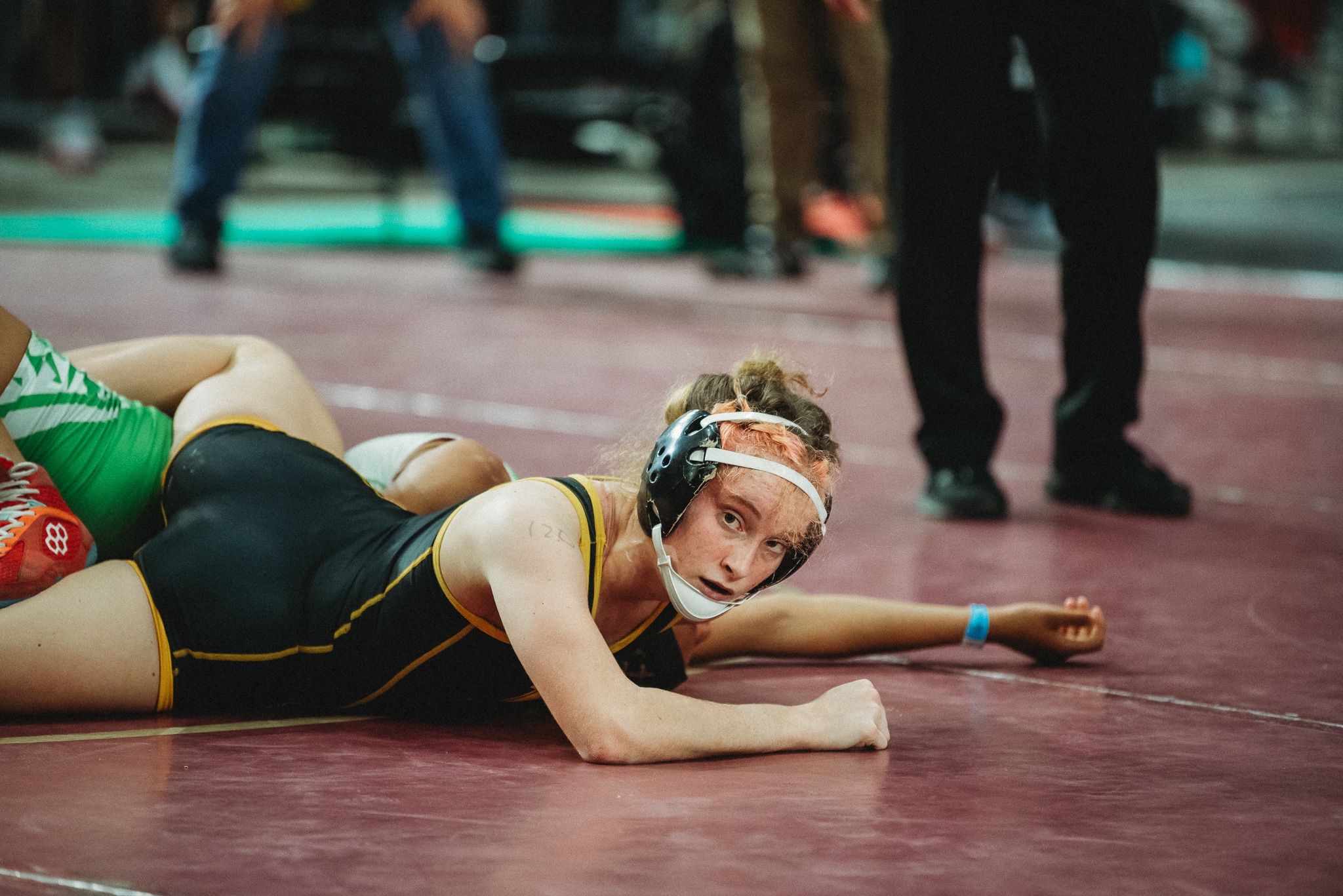  Sydney Bridenstine looks for the fall against Isis Severe of North Miami. [Credit: Cynthia Leota]