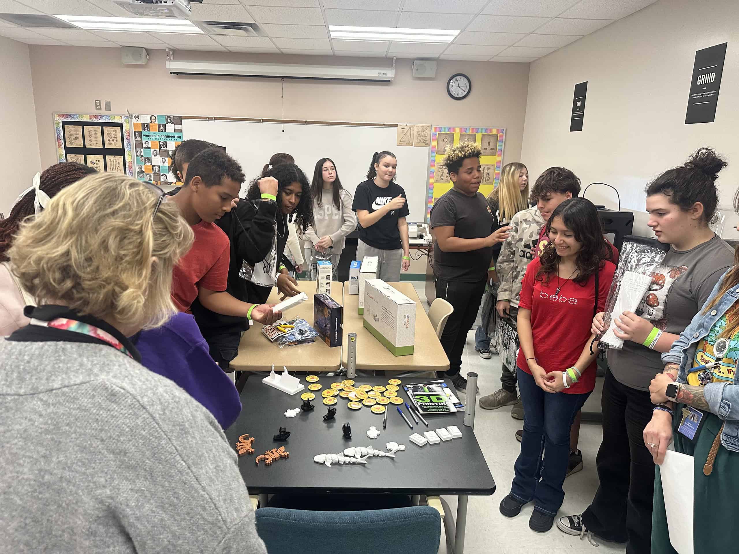 Fox Chapel students learning about 3-D printing. [Photo by Summer Hampton]