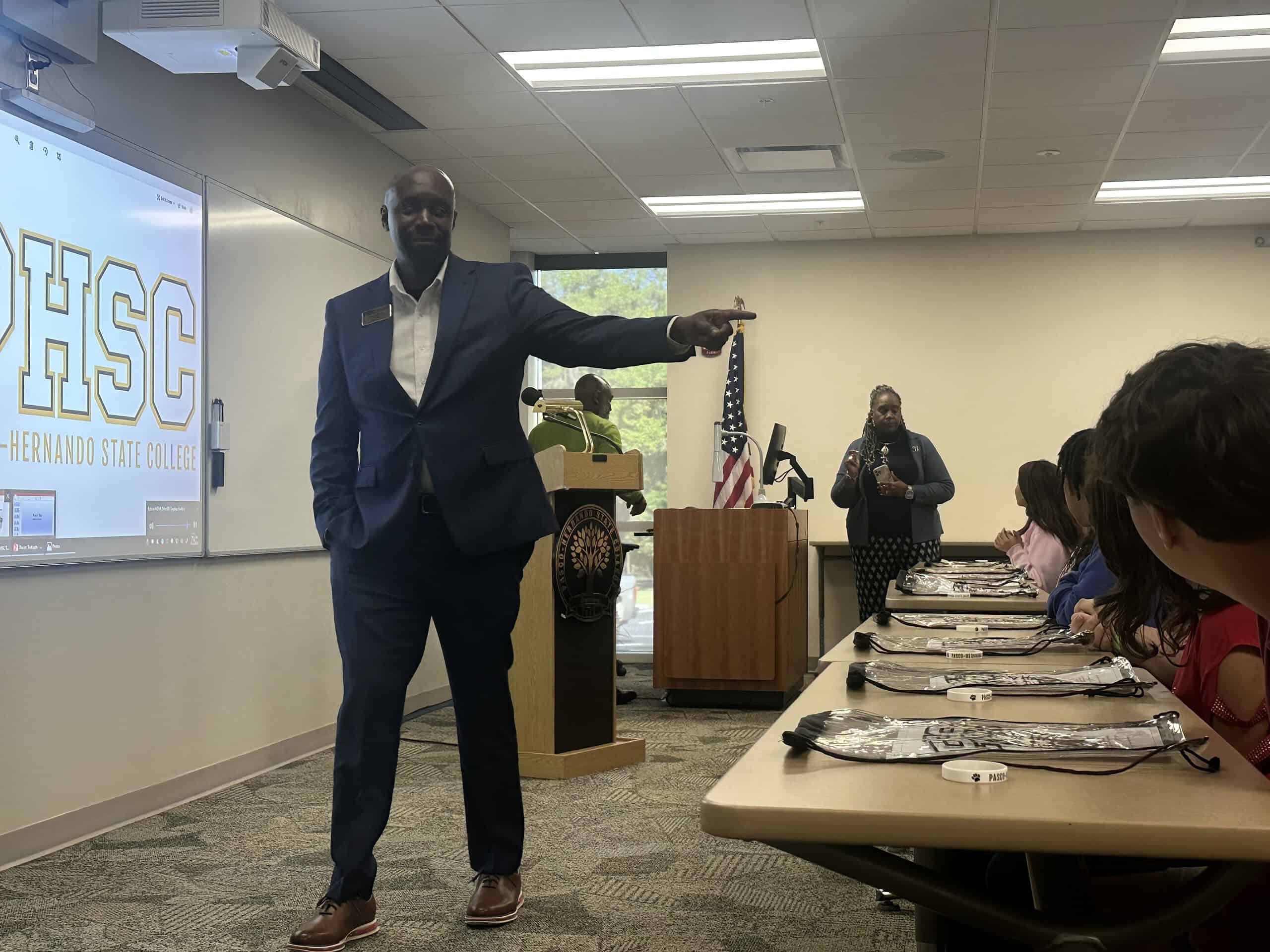 PHSC Provost Reggie Wilson speaking with Fox Chapel Middle School students. [Photo by Summer Hampton]