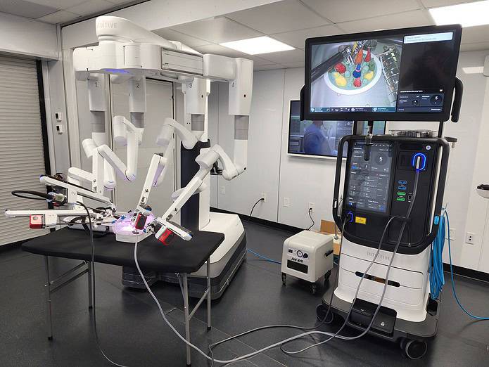 The Da Vinci 5 helps doctors to perform minimally invasive surgeries. [Photo by Austyn Szempruch]